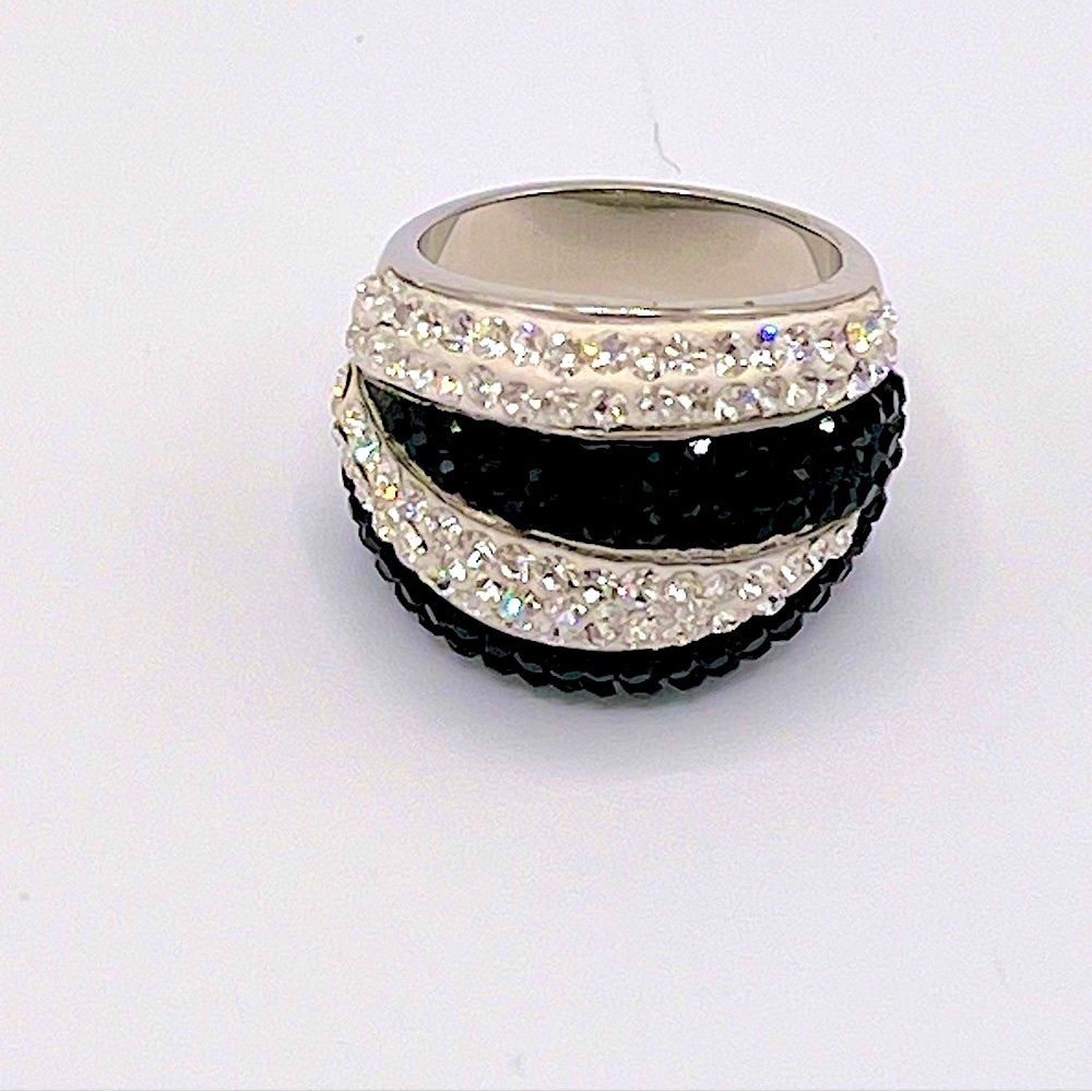 NWOT Black and white Crystal Dome Ring sz 7